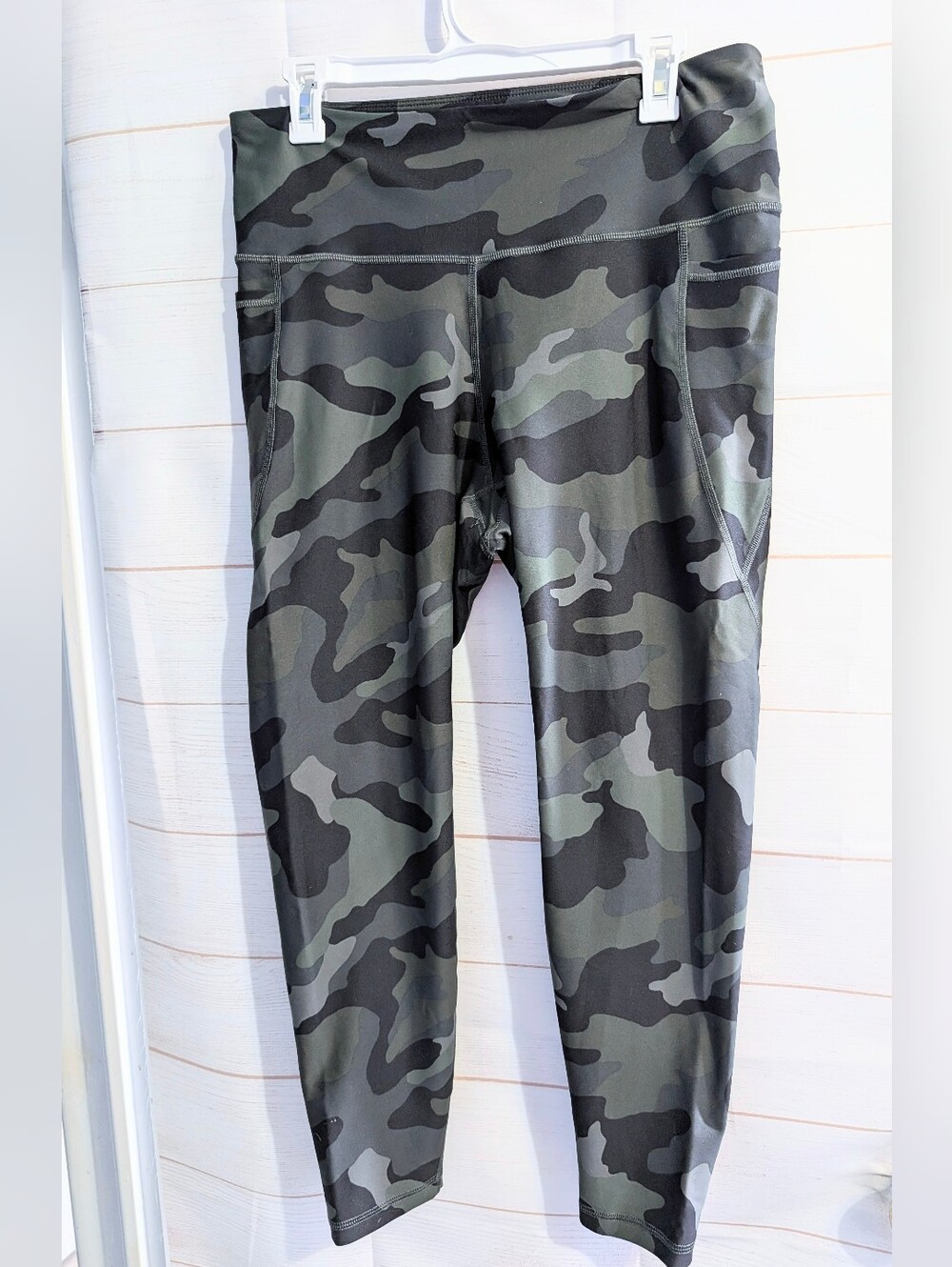 Euc Old Navy Active Power soft Olive & Black Camo Athletic Leggings Size XL